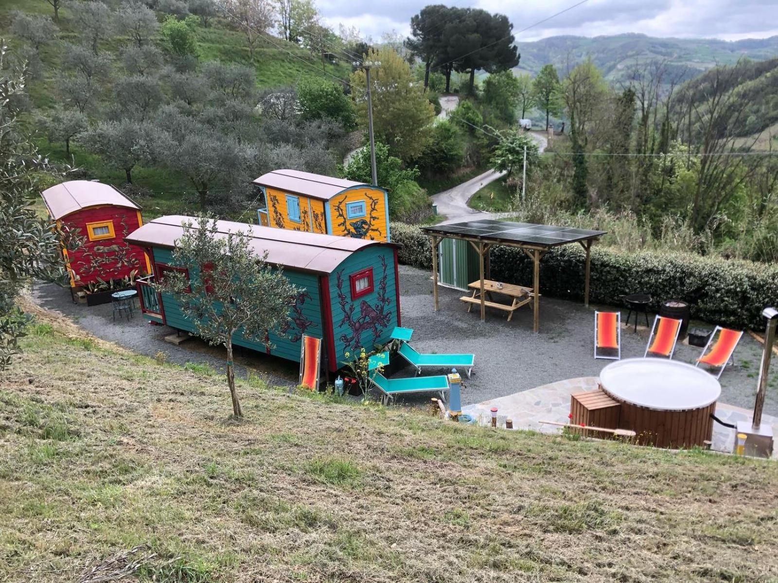Agriturismo La Rovere - I Carrozzoni Gitani Cossano Belbo エクステリア 写真