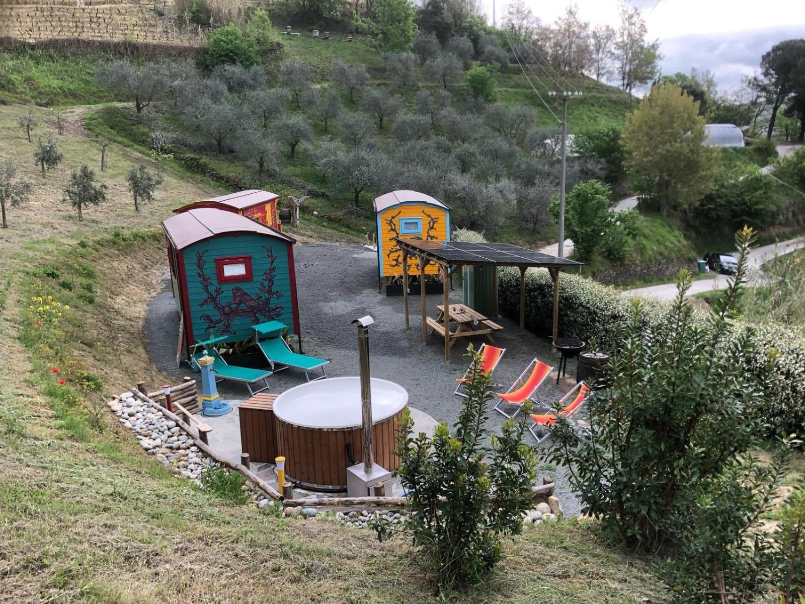 Agriturismo La Rovere - I Carrozzoni Gitani Cossano Belbo エクステリア 写真