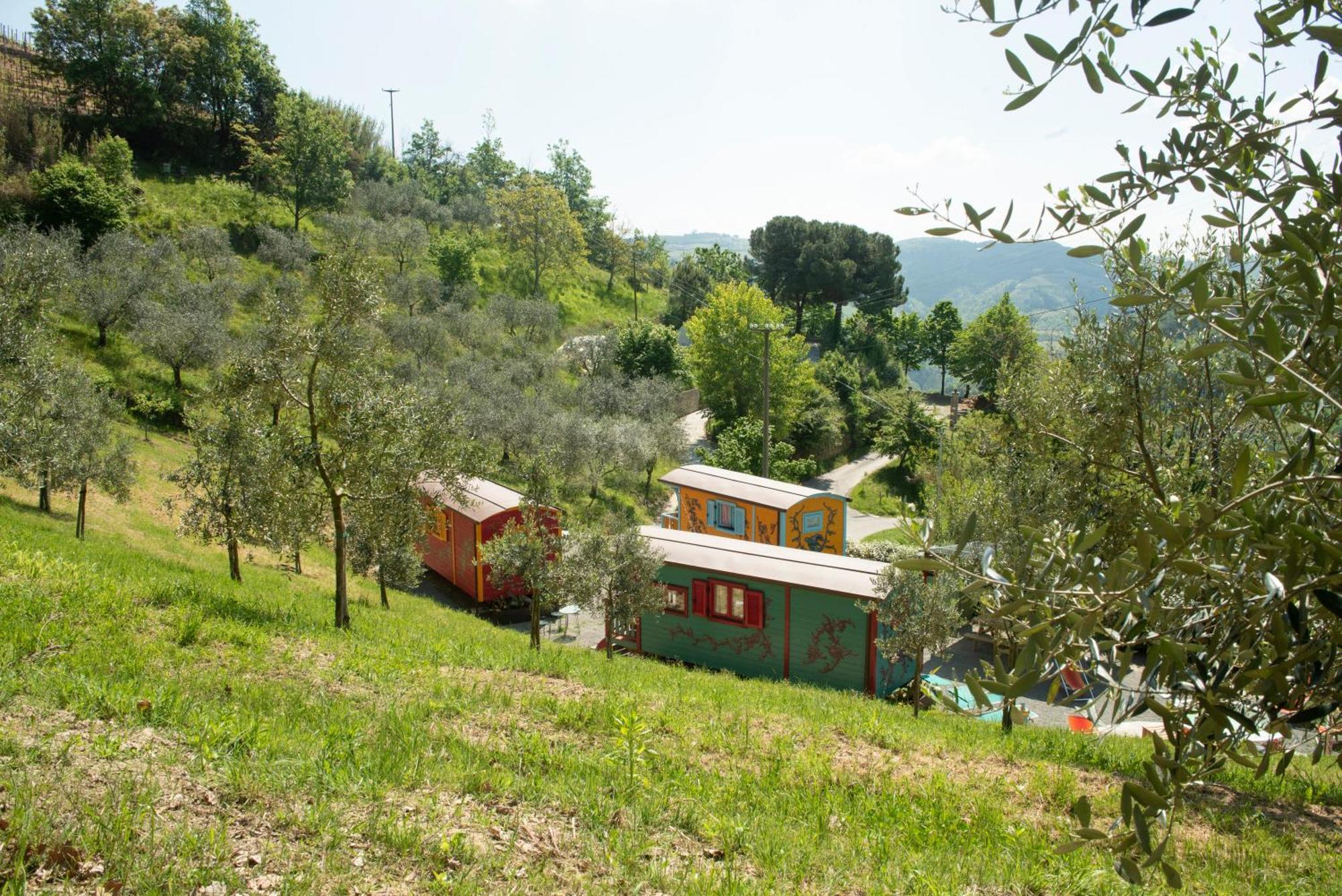 Agriturismo La Rovere - I Carrozzoni Gitani Cossano Belbo エクステリア 写真