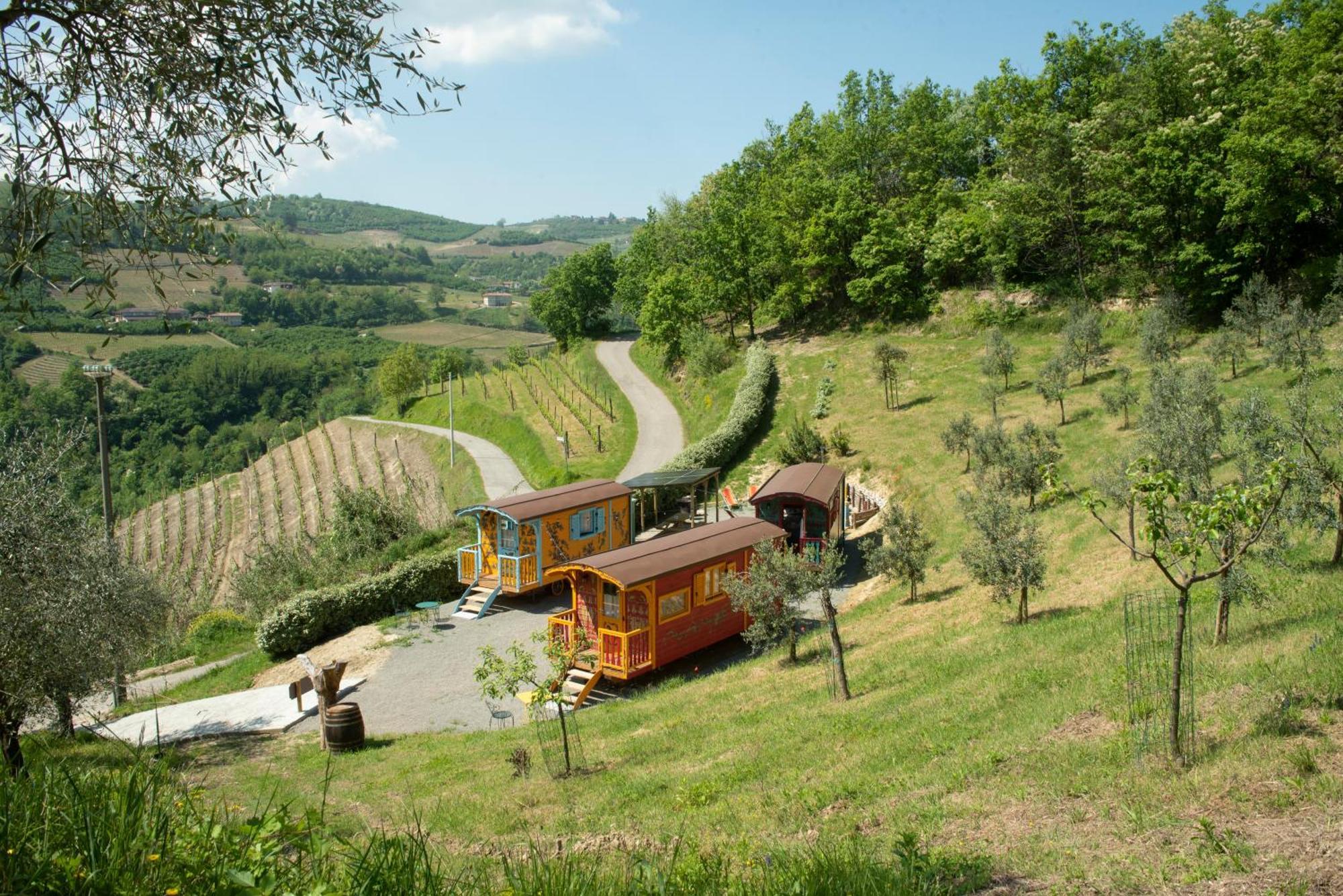 Agriturismo La Rovere - I Carrozzoni Gitani Cossano Belbo エクステリア 写真